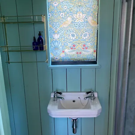 Деревянный коттедж Otterly's Retreat *