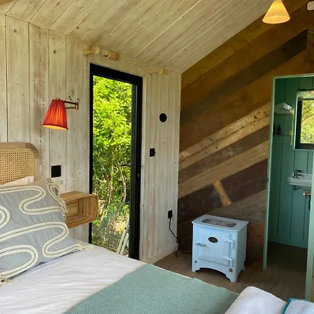 Otterly's Retreat Lodge Skibbereen